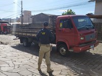 PRF prende estelionatário e recupera caminhão adquirido pelo golpe do depósito falso em Caxias do Sul/RS
