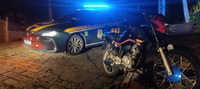 PRF prende homem que usava motor furtado e placa falsa em sua moto