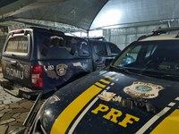 PRF prende pai e filho com arma e drogas em Vacaria/RS