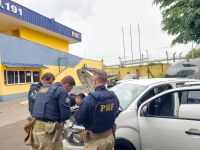 PRF prende criminoso e apreende carro furtado com placas falsas em Canoas