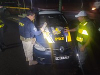 PRF e BM prendem três pessoas, apreendem dois carros, arma e drogas em Santiago