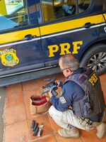 PRF prende passageira de ônibus com três pistolas em Lajeado