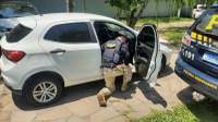 PRF recupera carro furtado e prende casal em Barra do Ribeiro