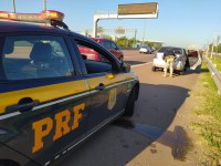 PRF recupera carro roubado com placas falsas e prende foragido em Porto Alegre