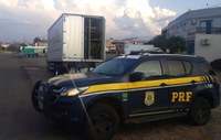 PRF apreende caminhão com mais de 600 garrafas de vinho em fundo falso em Carazinho/RS