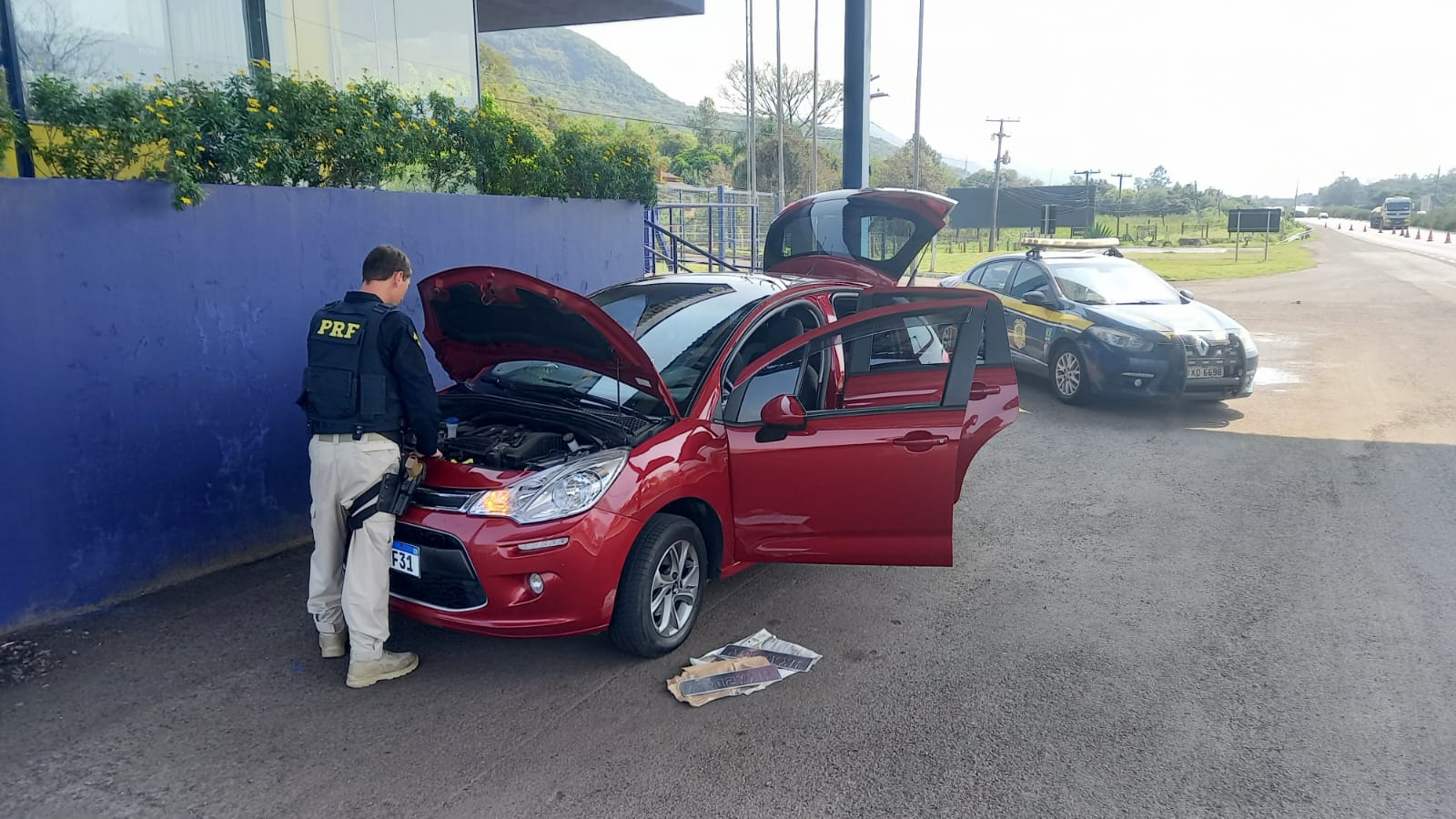 Viajou: homem abusa das drogas e rouba carro na frente da polícia