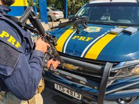 PRF prende traficante com fuzil e cocaína em Flores da Cunha/RS