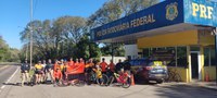 PRF realiza ação educativa em conjunto com ciclistas em Santa Maria/RS