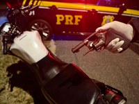 PRF recupera moto com dois criminosos armados em Eldorado do Sul