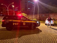 PRF prende criminoso foragido da justiça em Caxias do Sul