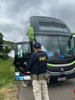 Durante a XI OTEPAS, PRF retém dois ônibus sem condutores habilitados para transporte coletivo