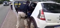 Após jogarem cocaína pela janela do carro, dois traficantes são presos pela PRF em Pantano Grande