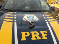 Armado e sem habilitação, motorista de ônibus é preso pela PRF em Vacaria