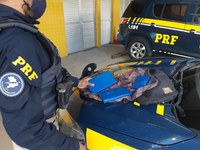 Com droga escondida embaixo de um skate, traficante é preso pela PRF