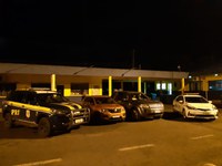 Dupla é presa pela PRF e BM levando carro roubado para trocar por drogas no Paraguai