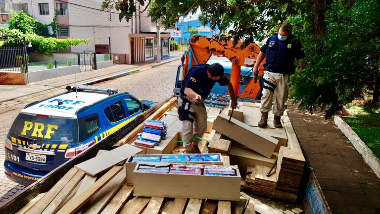 PRF prende traficantes transportando quase uma tonelada de maconha escondida na carga de madeira de um caminhão