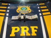PRF apreende 25 mil dólares escondidos dentro de banco de carro