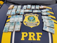 PRF apreende  263 mil reais sem procedência escondidos no capô de um carro