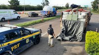 PRF apreende caminhão carregado com roupas importadas em Eldorado do Sul