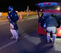 PRF intercepta comboio de carros  transportando maconha em Pelotas