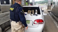 PRF prende casal de gaúchos com pistola Croata e drogas na BR 101