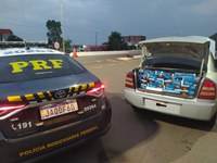 PRF prende contrabandista com carro clonado carregado de cigarros paraguaios