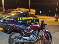 PRF prende criminoso, apreende menor e recupera uma motocicleta em Sarandi