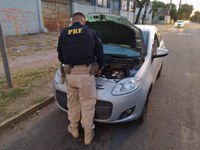 PRF prende criminoso com carro furtado