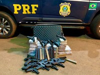 PRF prende criminoso com cocaína, pistolas automáticas e carregadores