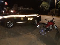 PRF prende criminoso e apreende moto usada para tele-entrega com placa adulterada em Vacaria