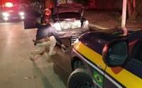 PRF prende dois contrabandistas em carro  roubado carregado de cigarros paraguaios