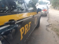 PRF prende dois homens transportando crack em um carro na BR 116