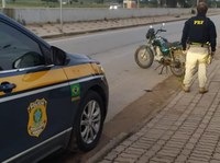 PRF prende homem com motocicleta clonada trafegando na contramão em Camaquã