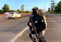 PRF prende homem condenado por homicídio durante fiscalização de ônibus em Ijuí