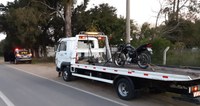 PRF prende motociclista disputando racha e fazendo malabarismo em Rio Grande