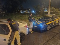 PRF prende mulher e recupera carro roubado em Canoas