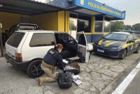 PRF prende mulher transportando cigarros contrabandeados em Pelotas