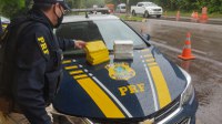 PRF prende traficante com 9 quilos de drogas escondidas na lataria do automóvel