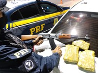 PRF prende três traficantes com uma réplica de um fuzil AK-47 e com cocaína escondida embaixo do banco de um carro em Caçapava do Sul