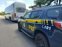 PRF prende uma traficante transportando cocaína dentro da mochila num ônibus