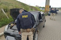 PRF recupera carro furtado e prende receptador na Freeway