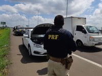 PRF recupera carro furtado em Porto Alegre com placas clonadas