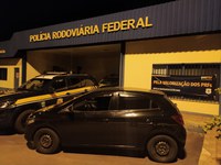 PRF recupera carro poucas horas após ele ser roubado e prende criminoso