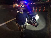 Rachas, manobras perigosas e deboche: PRF intercepta grupo de motociclistas em fuga na Freeway