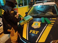 Sob forte chuva, PRF intercepta traficantes com quase 100 quilos de maconha