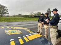 PRF realiza operação para diagnosticar fatores de riscos estruturais para motoristas