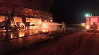 Ônibus é incendiado durante manifestação em Ji-Paraná