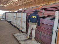 Em Vilhena/RO, PRF identifica transporte irregular de madeira