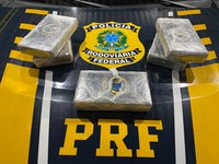 Em Ji-Paraná/RO, PRF prende dois homens por tráfico de drogas em ônibus interestadual