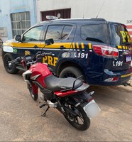 PRF recupera motocicleta adulterada em Presidente Médici/RO